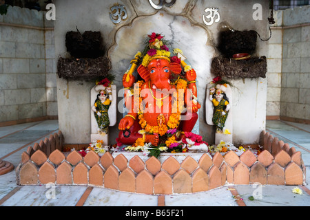 India, Mumbai, Maharashtra, Interno del tempio Babulnath (hindu). Statua di idolo dio Ganesha Foto Stock