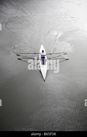 Due uomini skiff di canottaggio Foto Stock