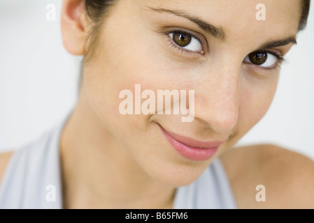 Donna sorridente in telecamera, ritratto Foto Stock