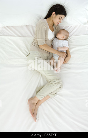 La madre e il bambino che dorme sul letto, vista aerea Foto Stock