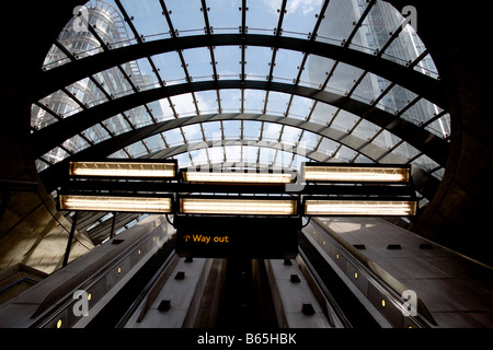 Uscire dalla stazione metropolitana di Canary Wharf, Londra Foto Stock