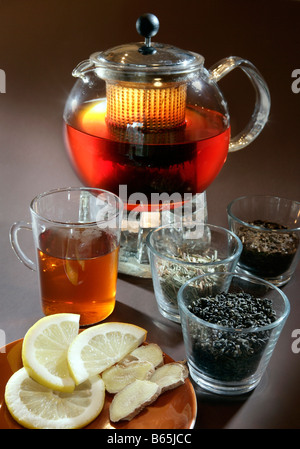 Il tè ancora in vita con rooibos tea & tazzina, teiera, limone e zenzero Foto Stock