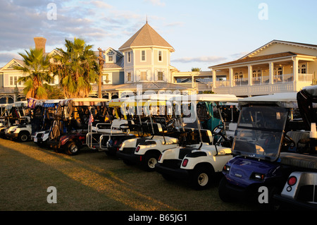 Il lago di Sumter sbarco club e golf cart parcheggio situato nella Florida centrale America USA Sumter sbarco è una parte della villa Foto Stock