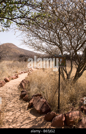 Segno alla bussola loo presso la Fondazione Africat campeggio l'Okonjima Namibia Foto Stock