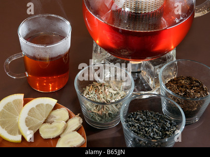 Il tè ancora in vita con rooibos tea & tazzina, teiera, limone e zenzero Foto Stock