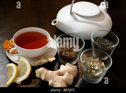 Il tè ancora in vita con rooibos tea & tazzina, teiera, limone e zenzero Foto Stock