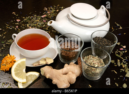 Il tè ancora in vita con rooibos tea & tazzina, teiera, limone e zenzero Foto Stock