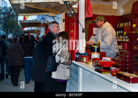 Parigi Francia, anziani dello Shopping di Natale, coppia al mercato di Natale tradizionale su 'Ave des Champs Elysees' Maxime's, NATALE A PARIGI Foto Stock