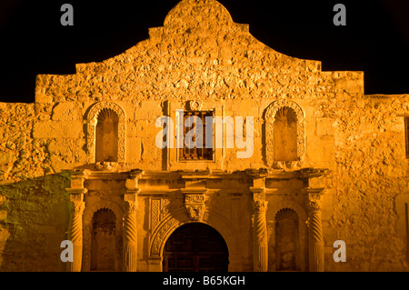 La missione di Alamo, santuario storico monumento di Alamo Plaza notte con sfondo scuro San Antonio TX Foto Stock