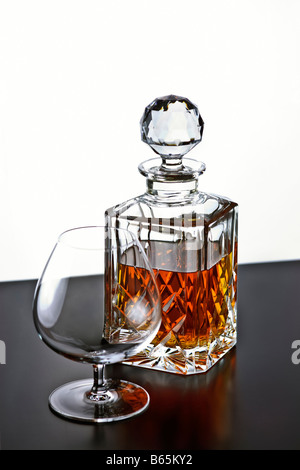 Il Brandy in decanter di cristallo con bicchiere di brandy. Foto Stock