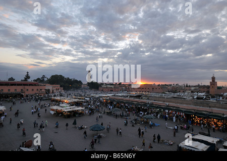 Chioschi e Moschea di Koutoubia, piazza Djemma El Fna, Marrakash, Morocc Foto Stock