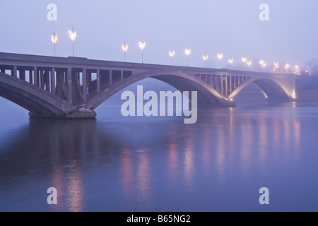 Il Royal Tweed ponte tra Tweedsmouth e Berwick-upon-Tweed illuminato da luci di Natale in una nebbiosa inverno di sera Foto Stock