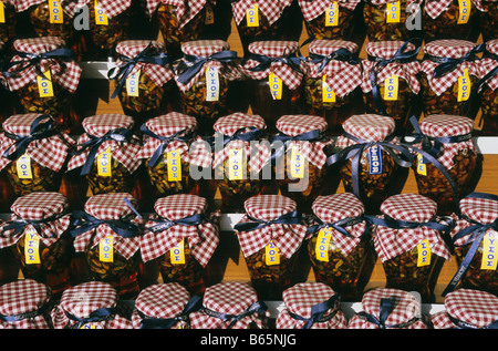 Vasi di pistacchi nel miele, Egina, Grecia Foto Stock