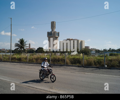 Ambasciata russa in Havana con la vecchia moto in primo piano. Foto Stock