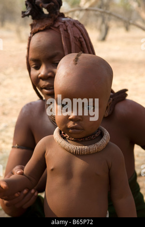 Un Himba la madre e il bambino al Himba Oase Village, vicino Kamanjab, Namibia Africa Foto Stock