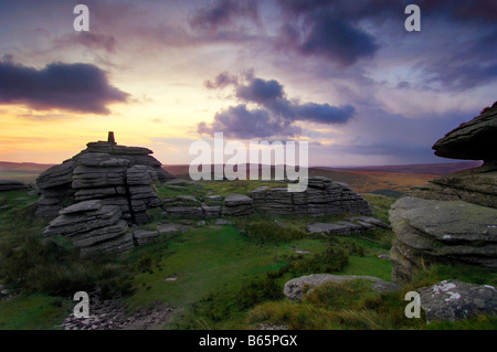 Bella e drammatica sunrise a Bellever Tor Sud Dartmoor Devon England alla rottura del cloud e le prime luci dell alba Foto Stock