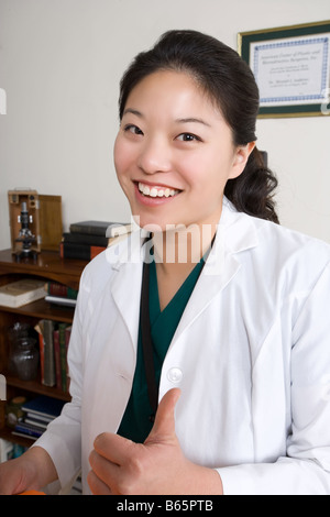 Healthcare lavoratore dà un positivo Thumbs up. Foto Stock