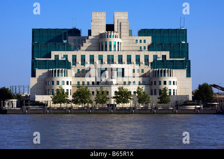 Secret Intelligence Service (MI6 o SIS) Headquarters Building a Vauxhall a Londra in Inghilterra sul Fiume Tamigi Foto Stock