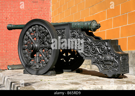 Splendidamente decorate cannone di bronzo al di fuori dell'arsenale del Cremlino a Mosca, Russia Foto Stock
