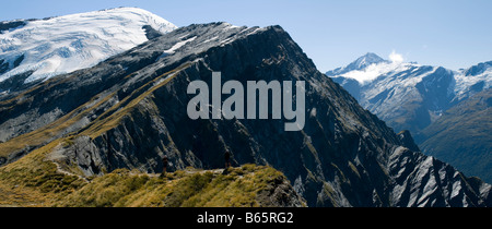 Plunket Dome e Monte che aspirano alla valle di Matukituki, dalla Cascade Saddle, il Monte che aspira Parco Nazionale, Isola del Sud, Nuova Zelanda Foto Stock