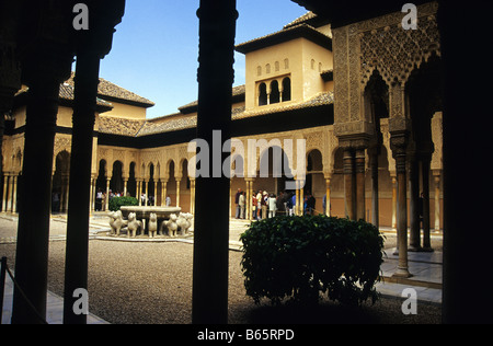 I Lions cortile nel palazzo dell'Alhambra di Granada Regione Andalusia Spagna Foto Stock