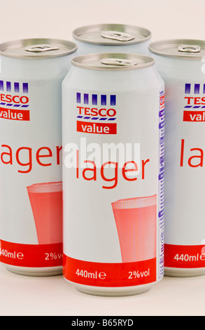 Possibile di lager costano 93p per 4 parte di Tesco Value gamma di drink economici venduti nel Regno Unito Foto Stock