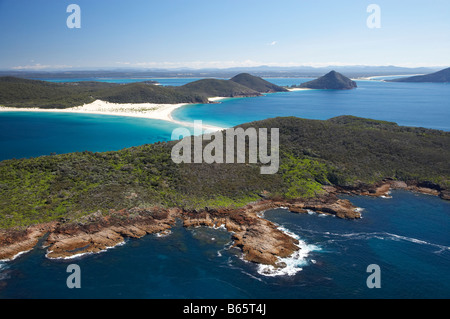 Punto Stephens Fingal Bay a sinistra e Fingal Spit Tomaree Parco Nazionale del Nuovo Galles del Sud Australia antenna Foto Stock