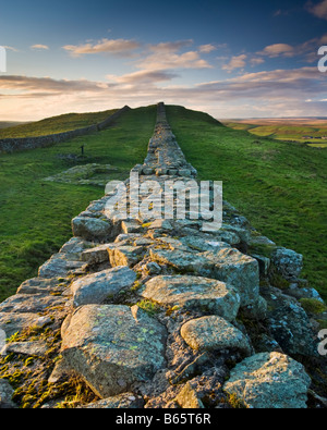 Un tratto di Adriano (o) Romana parete vicino Caw spazio nel parco nazionale di Northumberland, Inghilterra Foto Stock