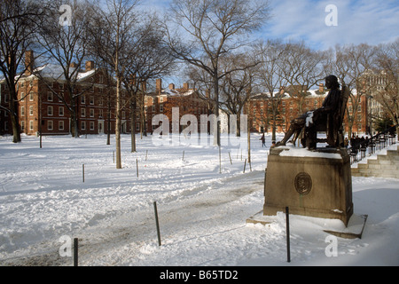USA Boston Cambridge scultura in bronzo di John Harvard in motivi dell'Università di Harvard Foto Stock