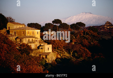 Luce della Sera sul Monte Etna visto da tra Leonforte e Nicosia Sicilia centrale Foto Stock