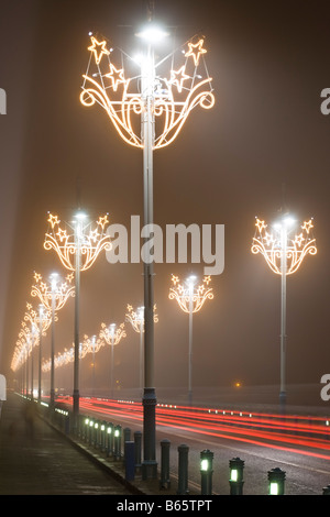 Il Royal Tweed ponte tra Tweedsmouth e Berwick-upon-Tweed illuminato da luci di Natale in una nebbiosa inverno di sera Foto Stock