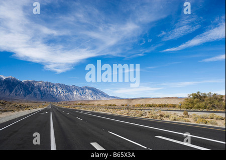 Noi 395 con la Sierra Nevada montagne in distanza, appena a nord del Vescovo, California Foto Stock