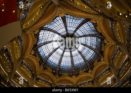 Cupola in galleria centrale delle Galeries LaFayette Boulevard Haussmann, Parigi, Francia Foto Stock