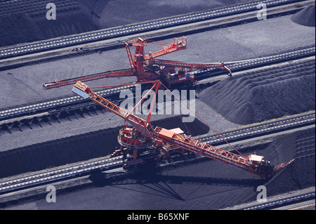 Benna Reclaimer ruota anteriore e nastro trasportatore della macchina di impilaggio torna Carrington Coal Terminal Newcastle Nuovo Galles del Sud Australia Foto Stock