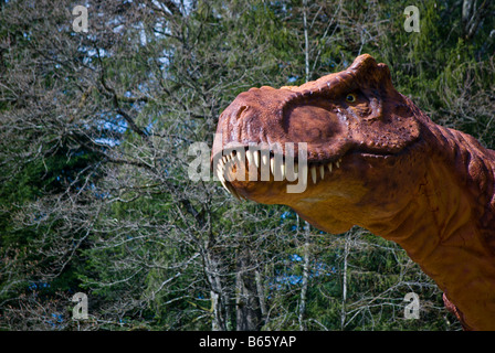 Life-modello di dimensioni di un Tirannosauro Rex dinosauro a Dino Zoo, a Charbonnières les sapins, Francia da Charles W. Lupica Foto Stock