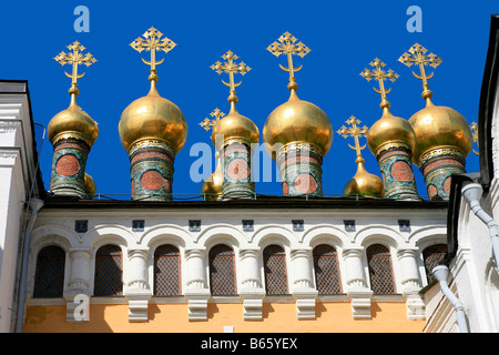 Golden cupole a cipolla sulla parte superiore della cattedrale Verkhospassky (1635-1662) presso il Cremlino di Mosca, Russia Foto Stock