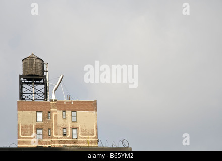 Tetto con serbatoio di acqua in Manhattan New York STATI UNITI D'AMERICA Foto Stock