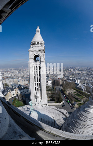 Fish-eye del campanile di Sacre Coeur e la skyline di Parigi come visto dalla cupola del Sacré Coeur, Parigi, Francia Foto Stock