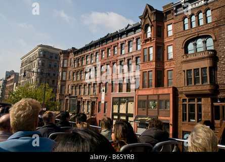 I turisti in visita dalla cima di un double decker bus tour in Harlem New York STATI UNITI D'AMERICA Foto Stock