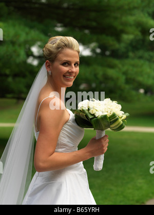 Ritratto di una sposa tenendo un mazzo di fiori Foto Stock