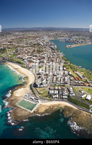 Newcastle Bagni di Mare e Spiaggia di Newcastle Newcastle Nuovo Galles del Sud Australia antenna Foto Stock