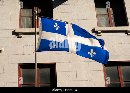 Bandiera della provincia del Quebec battenti nella vecchia Montreal, Quebec, Canada Foto Stock