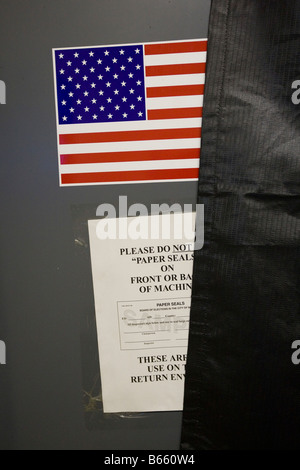 Un flag su una cabina di voto in New York STATI UNITI D'AMERICA 4 Novembre 2008 Foto Stock