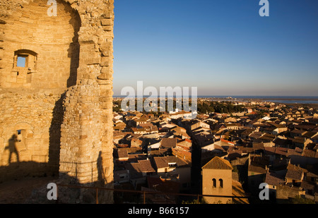 Vista di Gruissan, dal rovinato Tour de Barberousse Tower, Languedoc Roussillon, Francia (con il fotografo's shadow!) Foto Stock