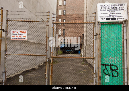 Una macchina parcheggiata in un garage dietro un cancello in Harlem New York NY Stati Uniti 4 Novembre 2008 Foto Stock