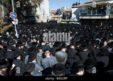 Israele Gerusalemme Mea Shearim quartiere funerale ortodosso folla di Giudei ortodossi in strada Foto Stock
