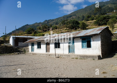 Piccola scuola di villaggio sul lato dei modi valle fluviale nella catena Hannapurna in Himalaya in Nepal Foto Stock