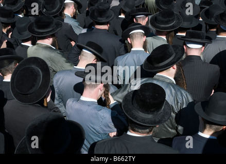 Israele Gerusalemme Mea Shearim quartiere funerale ortodosso vicino fino alla folla di Giudei ortodossi in strada Foto Stock