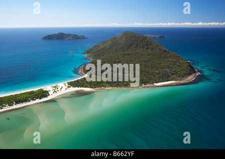 La provvidenza Bay Yacaaba sinistro testa e Jimmy s la spiaggia proprio di ingresso a Port Stephens Nuovo Galles del Sud Australia antenna Foto Stock