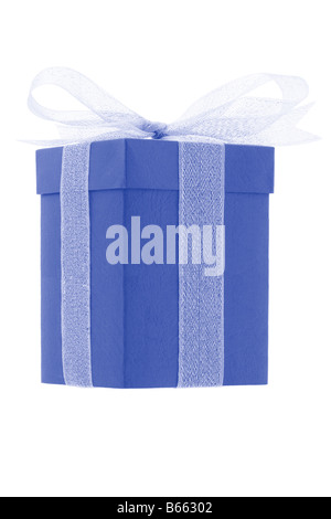 Blue box regalo con nastro di prua su sfondo bianco Foto Stock